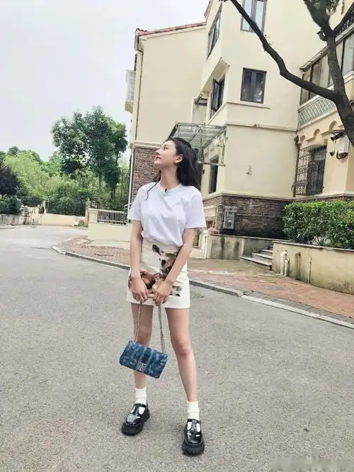 不知道穿什么的日子t恤半裙搞定
