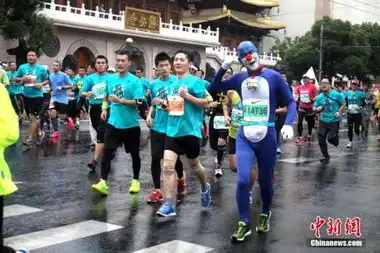 上海国际马拉松中外奇葩装扮吸睛
