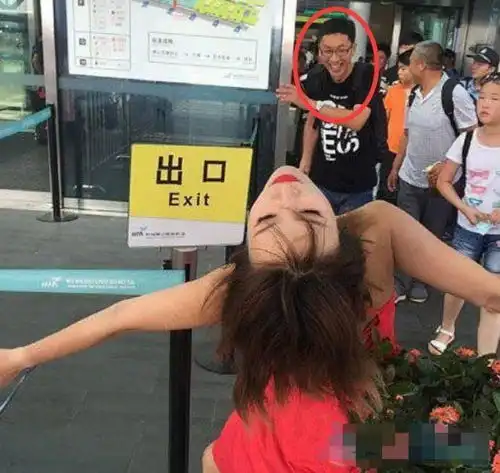 爆笑gif图妹子,你的裙子很好看,就是有点凉快,不尴尬吗
