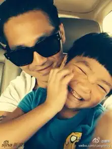 组图曹格晒哥哥joe呆萌酷照父子俩搞笑不停
