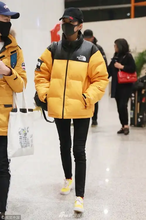 组图鹿晗的大衣关晓彤肥大棉服包裹一大早赶飞机
