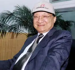 马云撰文悼金庸努力活出先生教我们的模样
