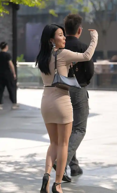 一字肩连衣裙怎么搭配美女选择一字带高跟凉鞋,为自己增高显瘦

