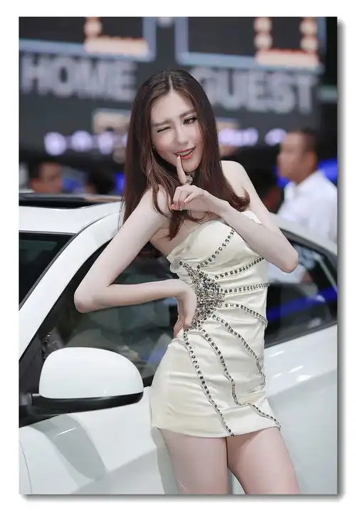 车展上的又调皮而搞怪的美女车模
