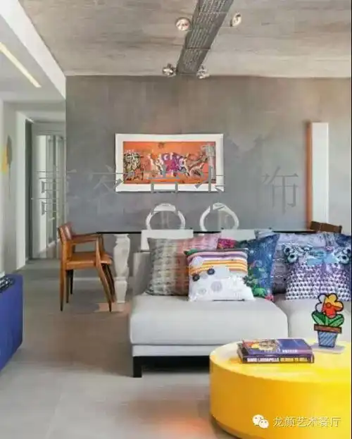 花那么多钱装修做啥,住在水泥房也不错
