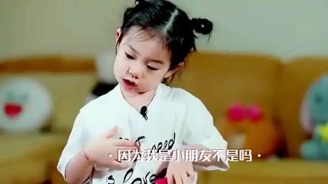 齐伟的女儿发了搞笑的照片,虽然她很小,但涂口红真的像一件事

