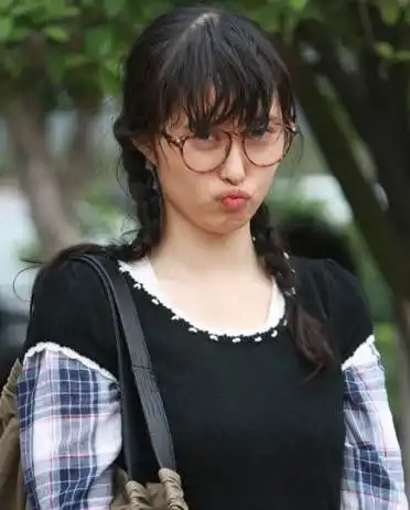 因一张照片被张艺谋赶出剧组,无奈退圈的李欣汝,如今怎么样了
