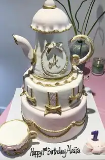 陈冠希家中为alaia庆一岁生日,手捧蛋糕为女儿唱生日歌
