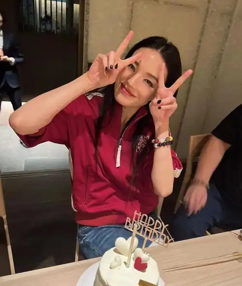 65岁千面影帝满脸老态皱纹夹死乌蝇曾穷剩8千摆地摊维生
