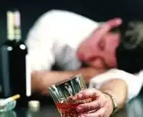 喝酒时千万不能吃这些,不仅伤身,严重会要命
