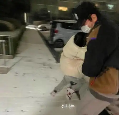 李光洙ins更新和侄子一起玩耍的李三岁
