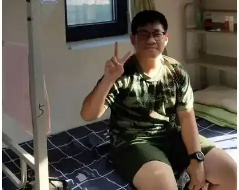 黑龙江某高校男生睡走廊4年,一鞋一被一推书,他活得很明白
