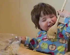 爸爸在沙发上午睡刚好宝宝肚子饿了,于是有趣的事发生了
