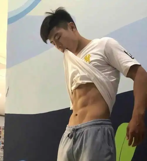 组图身高177体重65公斤的小奶狗,爱晒腹肌的男生果真都帅
