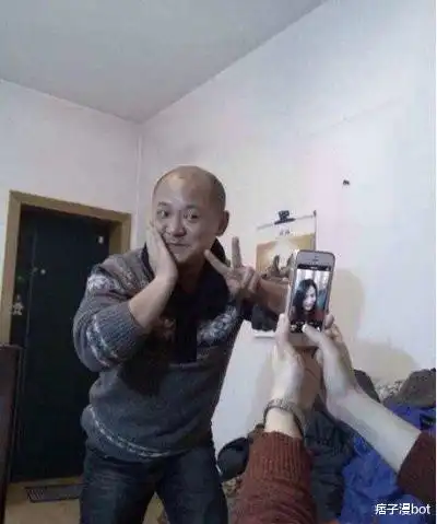 每日一笑如果你有朋友是玩架子鼓的,你也可以这样
