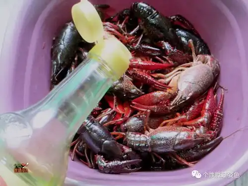 吃完让你狂嘬手指的浓香酱汁小龙虾
