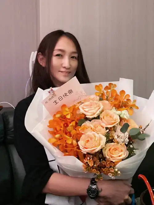 组图陈立农晒合照为妈妈庆生母子俩亲密依偎感情好
