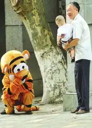 成都动物园演习老虎出逃抓一只毙一只
