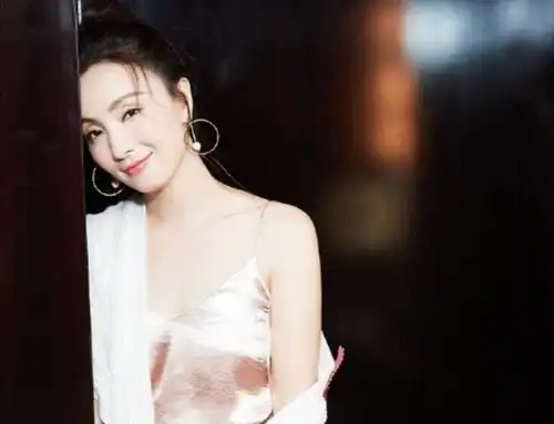 陶虹越老越有女人味,吊带睡衣外披白色开衫,年近半百仍妩媚迷人
