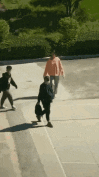 搞笑趣图gif妹子,你站着钓鱼得不偿失啊,手机也没了钓鱼竿也坏了
