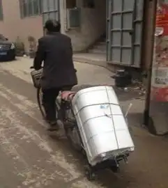 搞笑gif趣图大哥,你们吃顿喜宴不容易,手要举起胶纸
