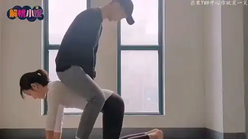 爆笑小情侣的健身方式,真是虐死单身狗
