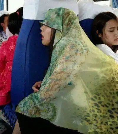 搞笑gif图片妹子看你这睡姿一定是困的不得了啊,旁边的妹子都已经无视你
