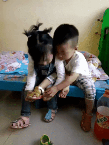 地铁上遇到个妹子,不知该不该叫醒她,怕她睡落枕

