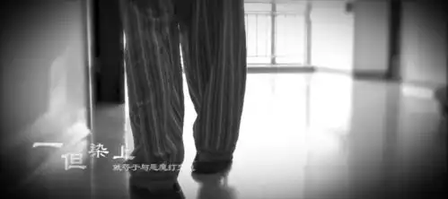 搞笑这位警花小姐姐一本正经的做起了毒品广告
