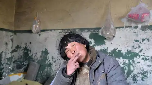 她独守昆仑20年,从美人变成乞丐,过往车辆都鸣笛致敬,她是谁

