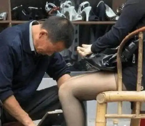 gif搞笑趣图妹子,你这脚穿着黑丝袜捂了一天了吧,看把擦鞋的大爷给熏的
