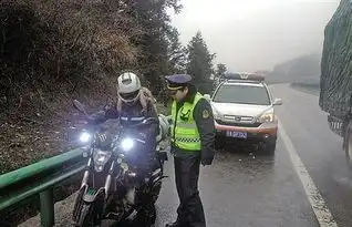 摩托车上高速真的很危险吗听听资深老交警是怎么说的
