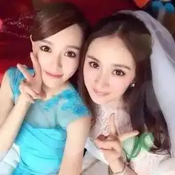 杨幂婚礼让唐嫣做伴娘,张含韵婚礼让刘亦菲做伴娘
