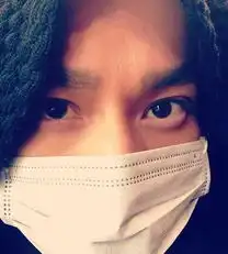 黄晓明晒口罩照授重度空气污染下生存指南
