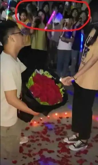 搞笑gif趣图哥们,你跑得真快,一下就不见了
