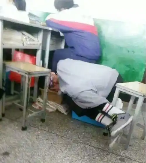 搞笑图片小区车位太紧张,每家的女人都带着棉被来占位
