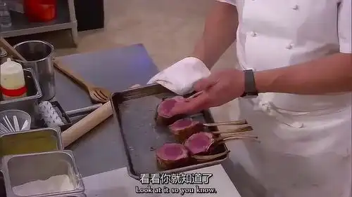 地狱厨房生的羊排也敢上幸好大厨一眼就看出问题所在
