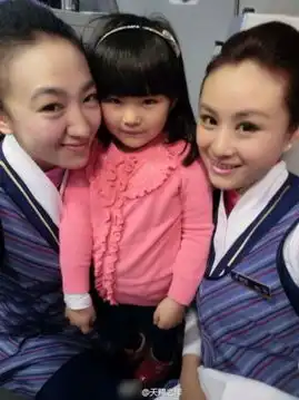 王诗龄坐飞机与空乘合影吐舌搞怪变飞行员
