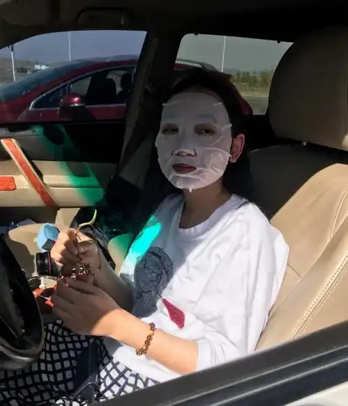 开车敷面膜算违章,那戴口罩算不算交警不想扣分趁早搞清楚
