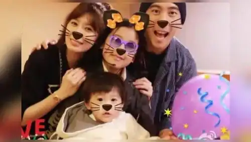 贾静雯女儿咘咘领姐妹团打麻将,兰花指俏皮吸睛
