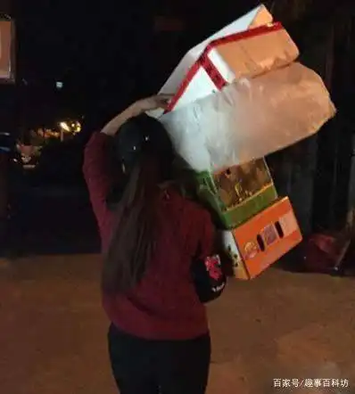 每日一笑你应该珍惜一个肯为你扛啤酒的女孩
