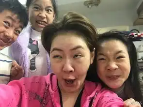 小s素颜出镜晒丑照和女儿搞怪做鬼脸惹网友围观
