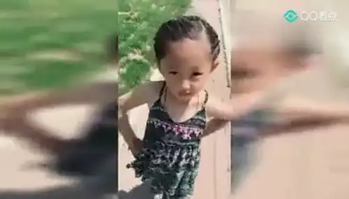 爆笑小姑娘,走出魔鬼步伐,腻害了
