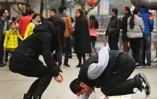 肥唐说男子跪饮料瓶乞讨,乞丐也搞创新
