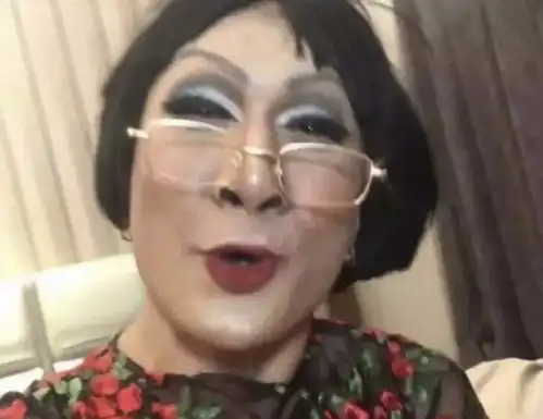 出生患唇腭裂被妈妈抛弃,为给奶奶看病做网红,韩美娟该大火
