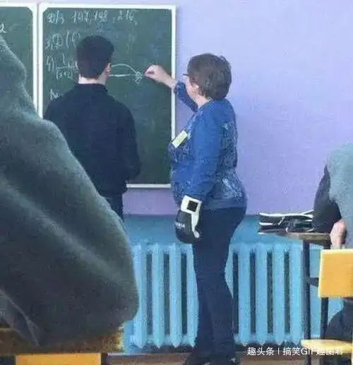 搞笑gif趣图妹子,看你怎么这么眼熟,是凤姐吗,尴尬了
