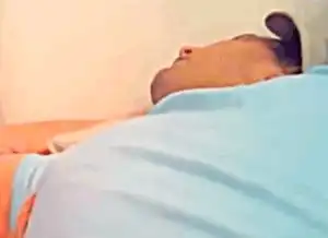 爸爸在沙发上午睡刚好宝宝肚子饿了,于是有趣的事发生了
