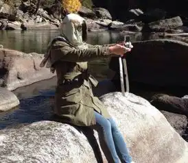 妹子,光着脚就不要上桌子了,不尴尬吗
