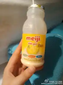 喝牛奶的图片
