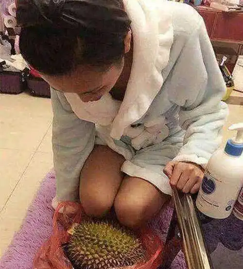 搞笑gif图妹子,请不要再扭腰了,你看旁边的人都看不下去了
